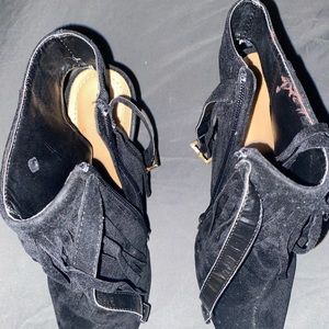 Worn once or twice. Heel is 4.5 inches.